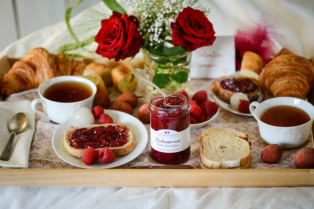 Plateau petit-déjeuner en amoureux sur la couette - La Cour d'Orgères